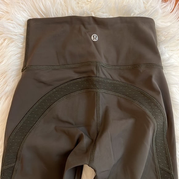 Lululemon Arm green Dotted Mesh side Capri leggings size 2 - Picture 2 of 7